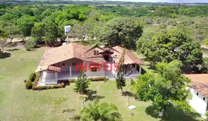 Granja beira de pista com 5.5 hectares próximo às praias e a Capital.