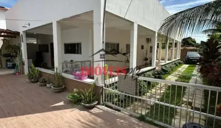Belíssima casa na Praia do Amor, com excelente localização, super arejada.