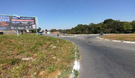 Cabeça de quadra no encontro de 4 avenidas movimentadas perto da Av. Rio Verde. Aluga sem fiador.