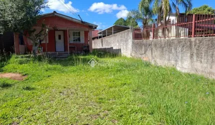 Terreno a venda com ótima testada e excelente posição solar. Casa não averbada em cima de m² ap155,00 roximadamente. Próximo a vários comércios e outras atividades no bairro.
