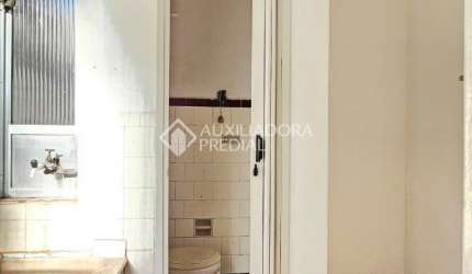 Apartamento de 2 dormitórios com sacada.