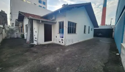 Ampla casa, sozinha no terreno, bem arejada e ventilada, no centro de Itajaí