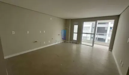 Apartamento com sacada em Home Club