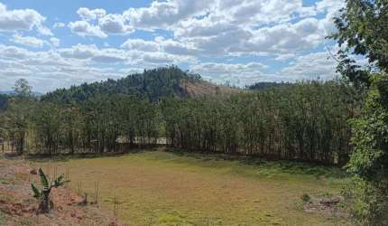 CHACARA EM CACONDE, COM 1.051,78 M² TOTALMENTE PLANA