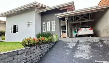 Casa com 3 quartos e uma bela área de lazer para aproveitar com sua família!!