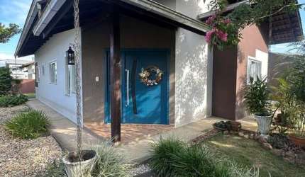 Casa com 1 suíte + 2 quartos!
