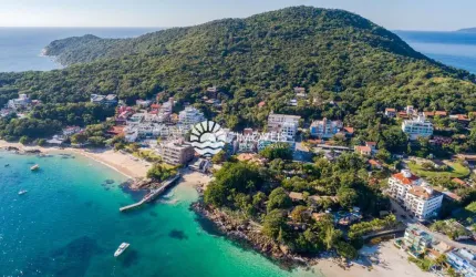 Conforto e Estilo: Cobertura Duplex a 30m da Praia da Lagoinha.