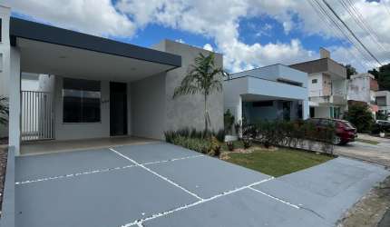 Linda Casa com 3 suítes- Condomínio Forest Hill.