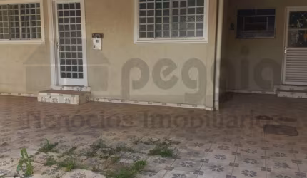 Casa à Venda – Oportunidade com Duas Residências no Lote