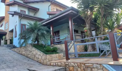Excelente oportunidade de casa à Venda no bairro Parque Taquaral 5 dormitórios e vista perfeita.