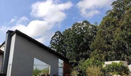 Casa de campo em condomínio com portaria e segurança 24h, 1h20 de São Paulo. Oportunidade!
