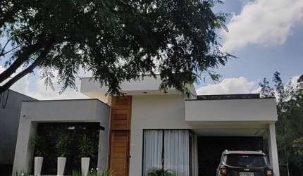 Belíssima casa a venda com vistosa fachada compondo grandes vidros temperados. Ambientes totalmente clean, integrados e com acabamentos diferenciados.