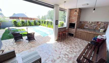 Bela casa de campo são 4 dormitórios sendo 1 suíte, piscina aquecida e uma excelente área Gourmet com churrasqueira. ACEITA FINANCIAMENTO BANCÁRIO