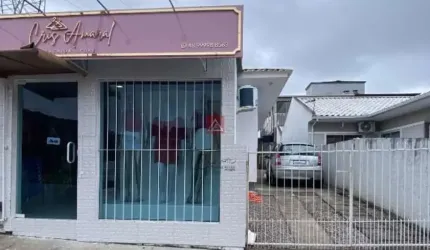 CASA MOBILIADA DE TRÊS QUARTOS COM SUÍTE O BAIRRO PASSA VINTE EM PALHOÇA