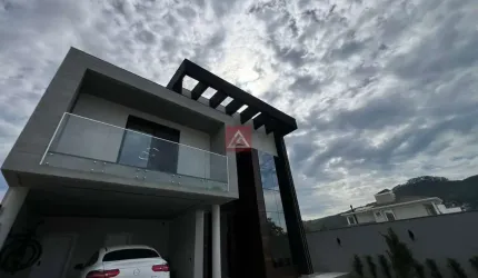 CASA NO RESIDENCIAL DELTAVILLE DE TRÊS SUÍTES COM PISCINA E MOBILIADA