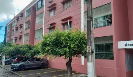 Apartamento com 2 quartos , sendo um suíte , com varanda , uma vaga de garagem , sala para dois ambientes.