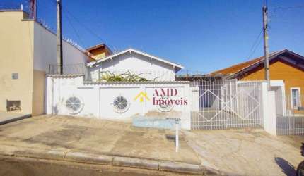 Casa térrea à venda no bairro Castelinho com casinha de fundo separada