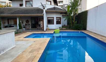 Casal Alto  padrão em Taubaté aceita apartamento em Ubatuba ou São José dos Campos como parte de pagamento