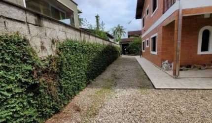 Sobrado 4 dormitórios bairro Ressaca em Ubatuba