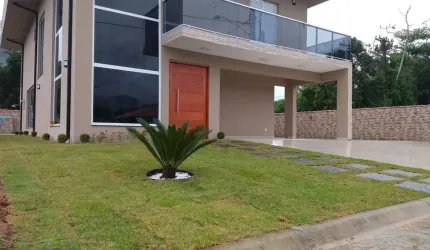 Excelente casa com fino acabamento, aceita imóvel como parte de pagamento.