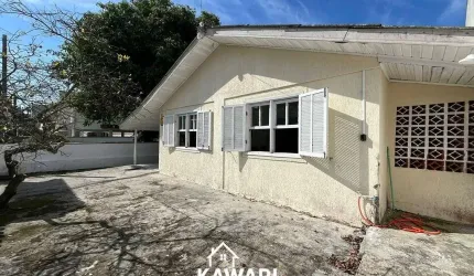 Casa com 05 quartos e piscina em Praia de Leste