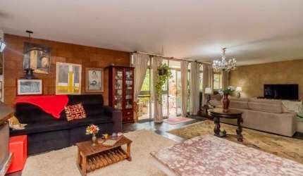 Casa tipo para venda com 6 quartos, sendo 2 suítes, 239m²