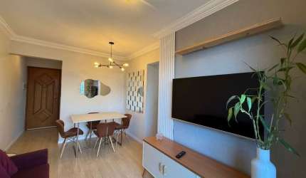 Apartamento de 50m², 2 dormitórios, armários planejados, Sacada fechada em vidro, vaga de garagem.