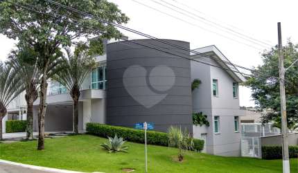 Casa de Alto Padrão à Venda em Alphaville – Esquina Imponente, 4 Suítes, Piscina e Espaço Gourmet