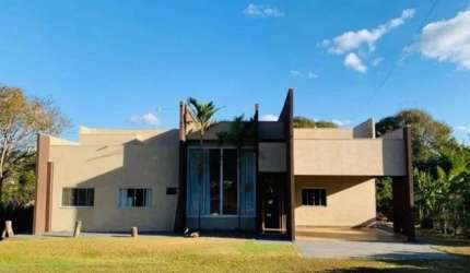Chácara em condomínio fechado, área extensa, casa térrea de 3 quartos sendo 2 suítes, em Hidrolândia