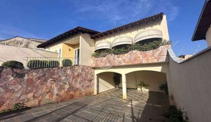??Charmosa casa semi terrea na cidade de Sao Roque, localizada em um dos bairros mais nobre.