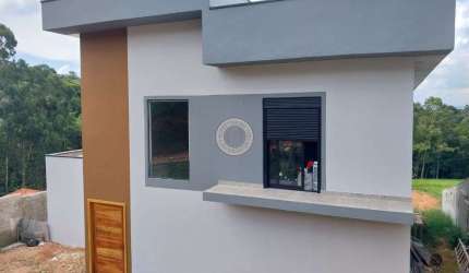 Casa com Design moderno em condominio fechado