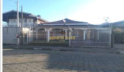 Casa à venda com 2 Dormitórios e 4 Vagas de garagem no Centro em Caraguatatuba-SP