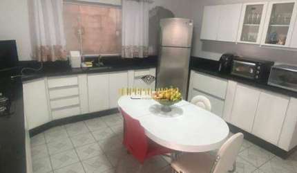 Sobrado à venda com 3 Dormitórios e 1 Edícula no bairro Jardim Varam - Suzano-SP