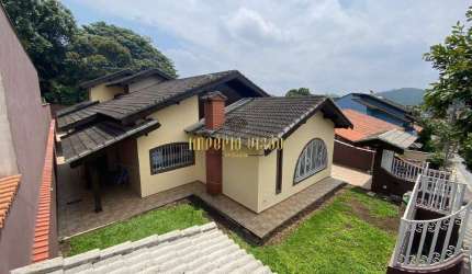 Casa de Alto Padrão com 4 dormitórios à venda no Centro de Ribeirão Pires-SP.