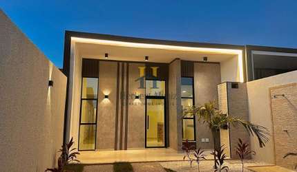 Casa Plana com Terreno Amplo, 3 quartos sendo 2 Suítes - Varanda Gourmet e Infraestrutura para Energia Solar!