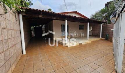 CASA TÉRREA  COM 3 QUARTOS  ( VIELA )
