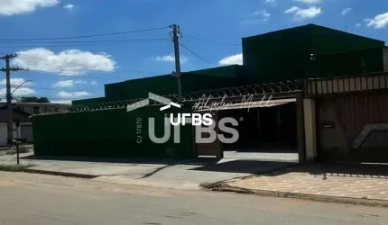 Casa de Esquina à Venda – Moderna, Arejada e com Excelente Localização