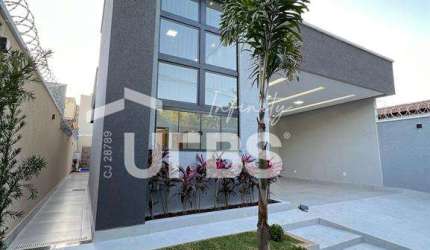 Linda casa de 3 quartos com piscina e churrasqueira