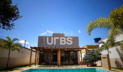 Excelente casa repleta em armários e iluminação, toda em porcelanato de boa qualidade, contando ainda com 3 suítes, 4 vagas de garagem e uma excelente área de lazer.