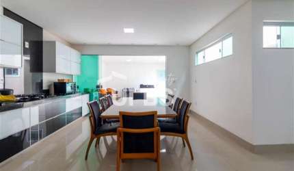 Casa Térrea Parque das Laranjeiras toda reformada.