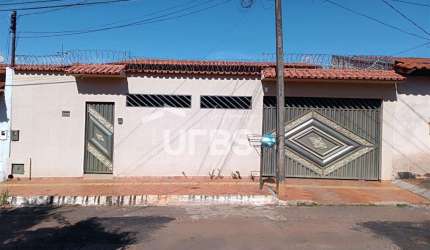 Casa de Rua - Casa 3 quartos, sendo 1 suíte