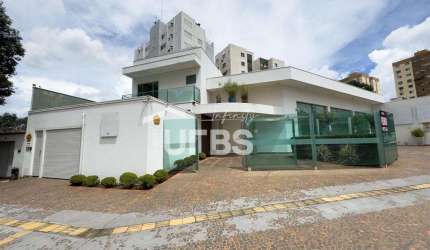 Sobrado comercial com fino acabamento