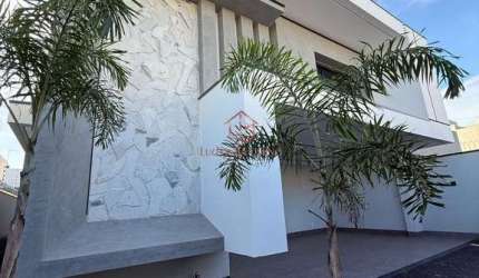 Casa Nova na 505 Sul, 4 Suítes, 242m², Piscina, Energia Solar