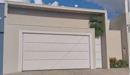 Confortável casa de vila para venda com 2 quartos, sendo 1 suíte, 142m²