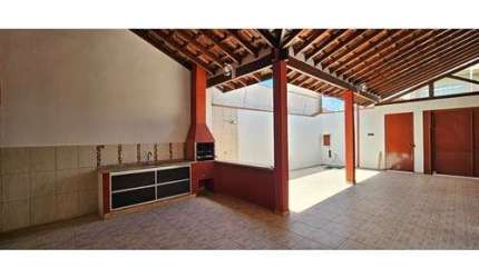 Atraente casa de vila para venda com 3 quartos, sendo 1 suíte, 174m²