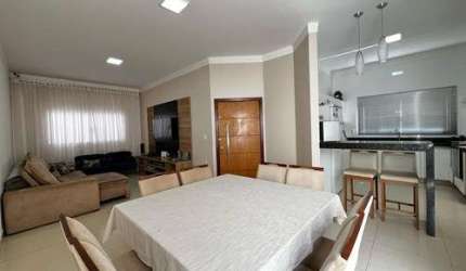 Agradável casa de vila para venda com 3 quartos, sendo 1 suíte, 165m²