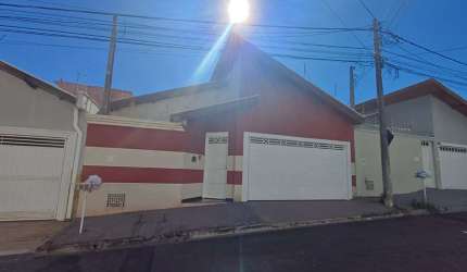Atraente casa de vila para venda com 3 quartos, sendo 1 suíte, 149m²