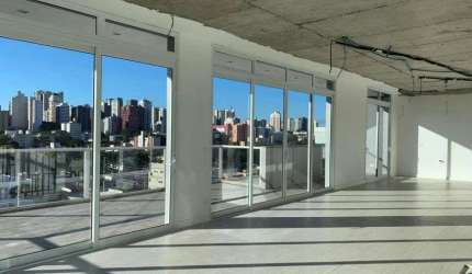 Cobertura ensolarada com 4 quartos e 3 vagas próxima ao Clube Curitibano