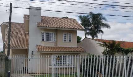Charme e Potencial no Batel – Sobrado Imponente em Terreno Amplo, Ideal para Morar ou Investir!