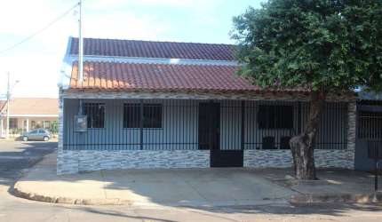 Casa de Esquina no Jardim Leblon com 125m²